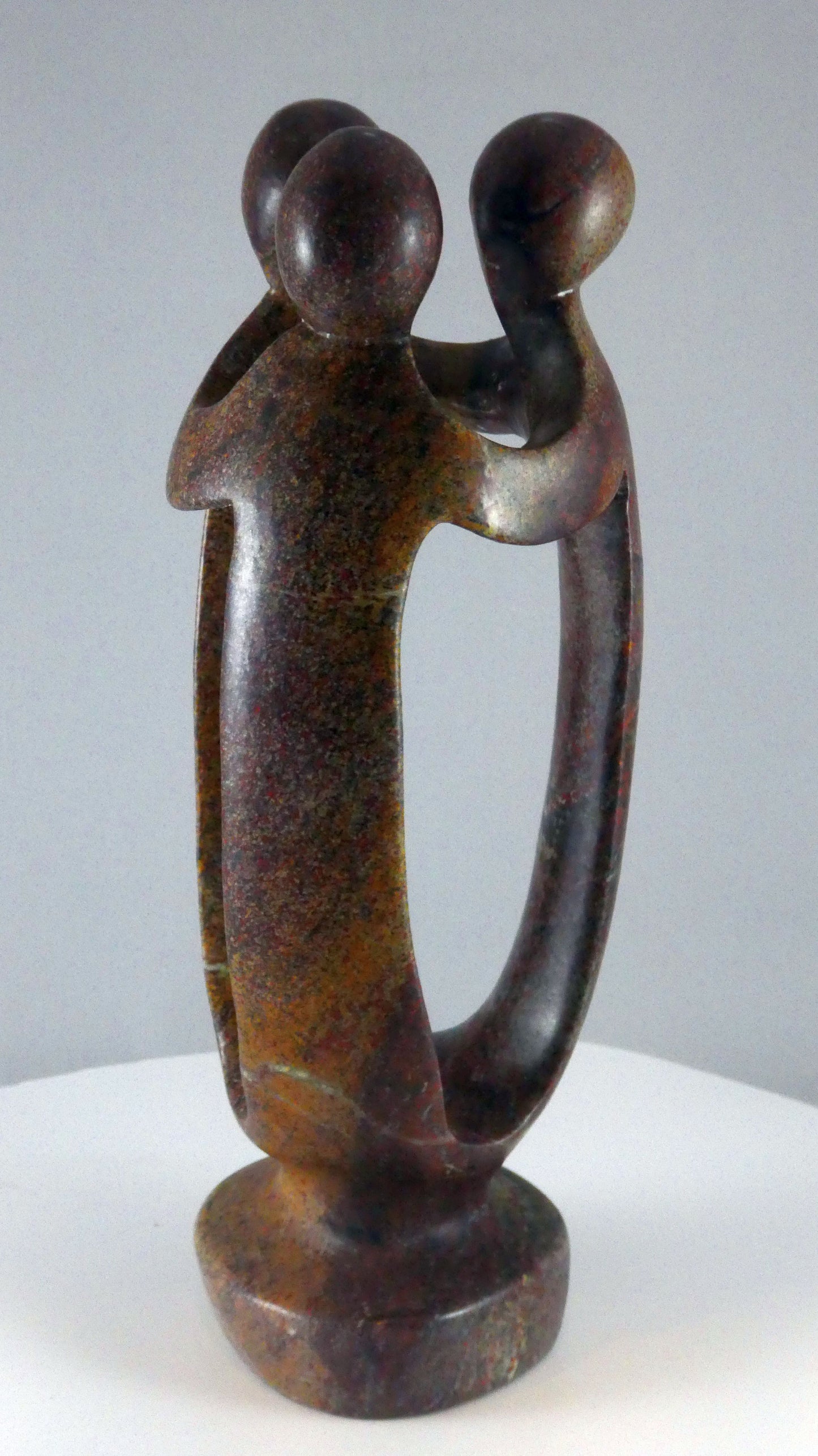 Stenen beeld, groep van 3 personen, 24 cm hoog, volledig glad afgewerkt