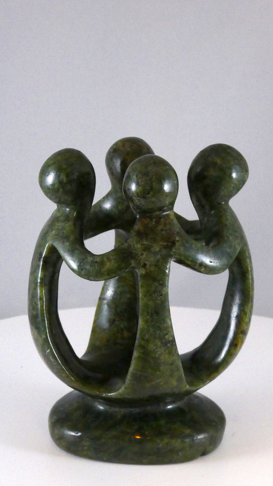 Stenen beeld, groep van 4 personen, 14 cm hoog, volledig glad afgewerkt