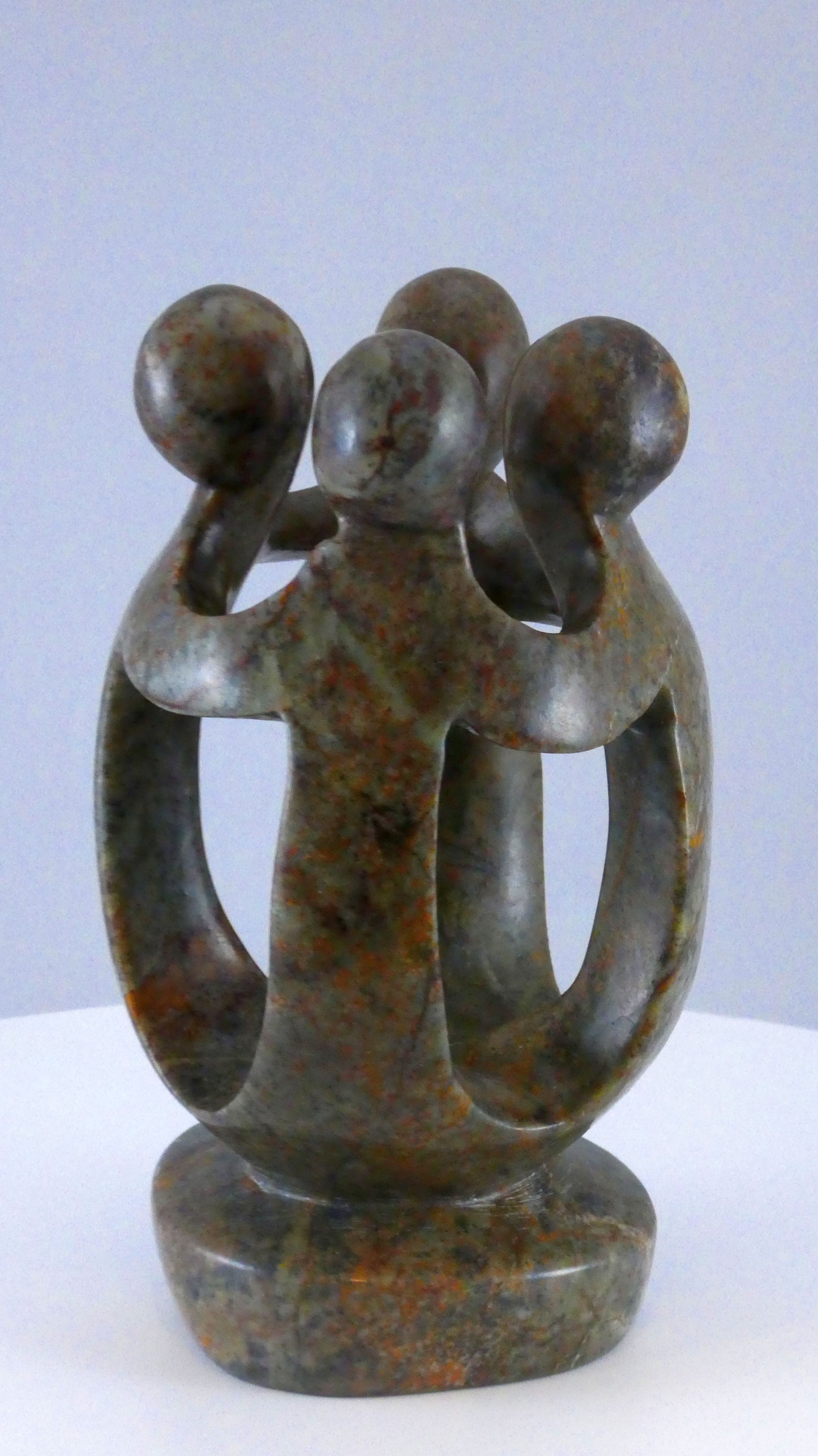 Stenen beeld, groep van 4 personen, 16 cm hoog, volledig glad afgewerkt