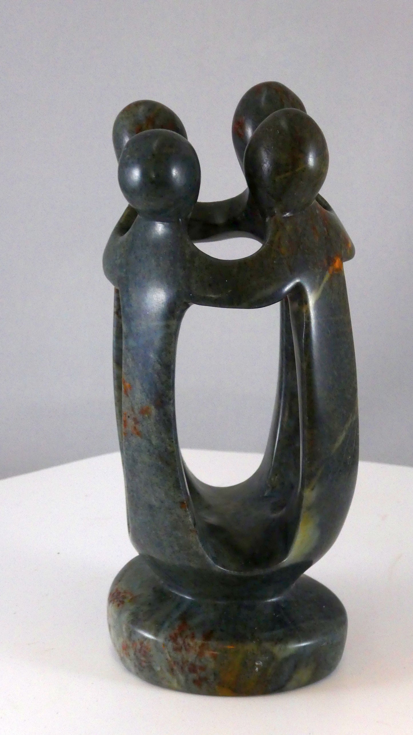 Stenen beeld, groep van 4 personen, 16 cm hoog, volledig glad afgewerkt