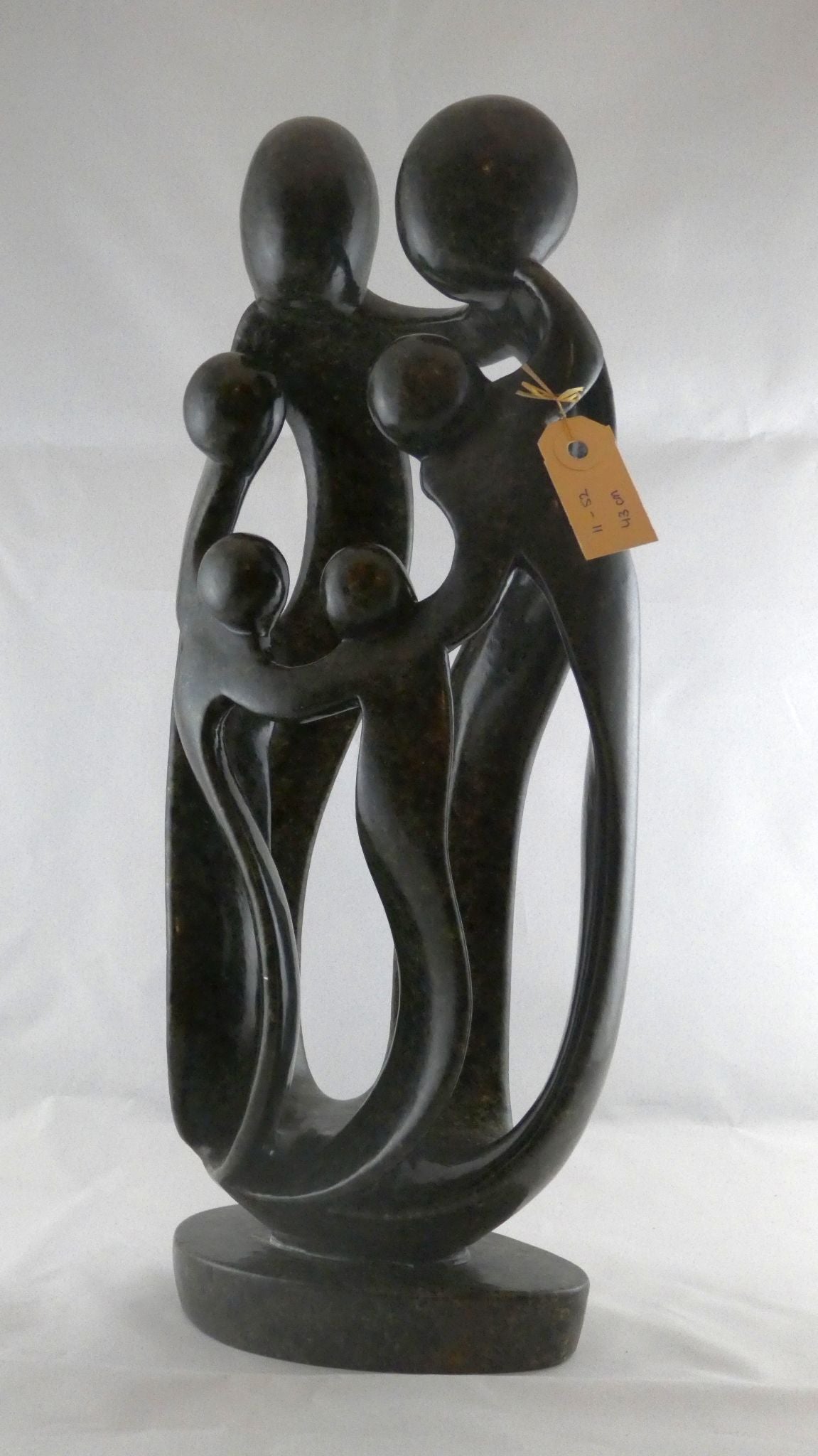 Stenen beeld, 6 personen, 43 cm hoog, familie, glad afgewerkt