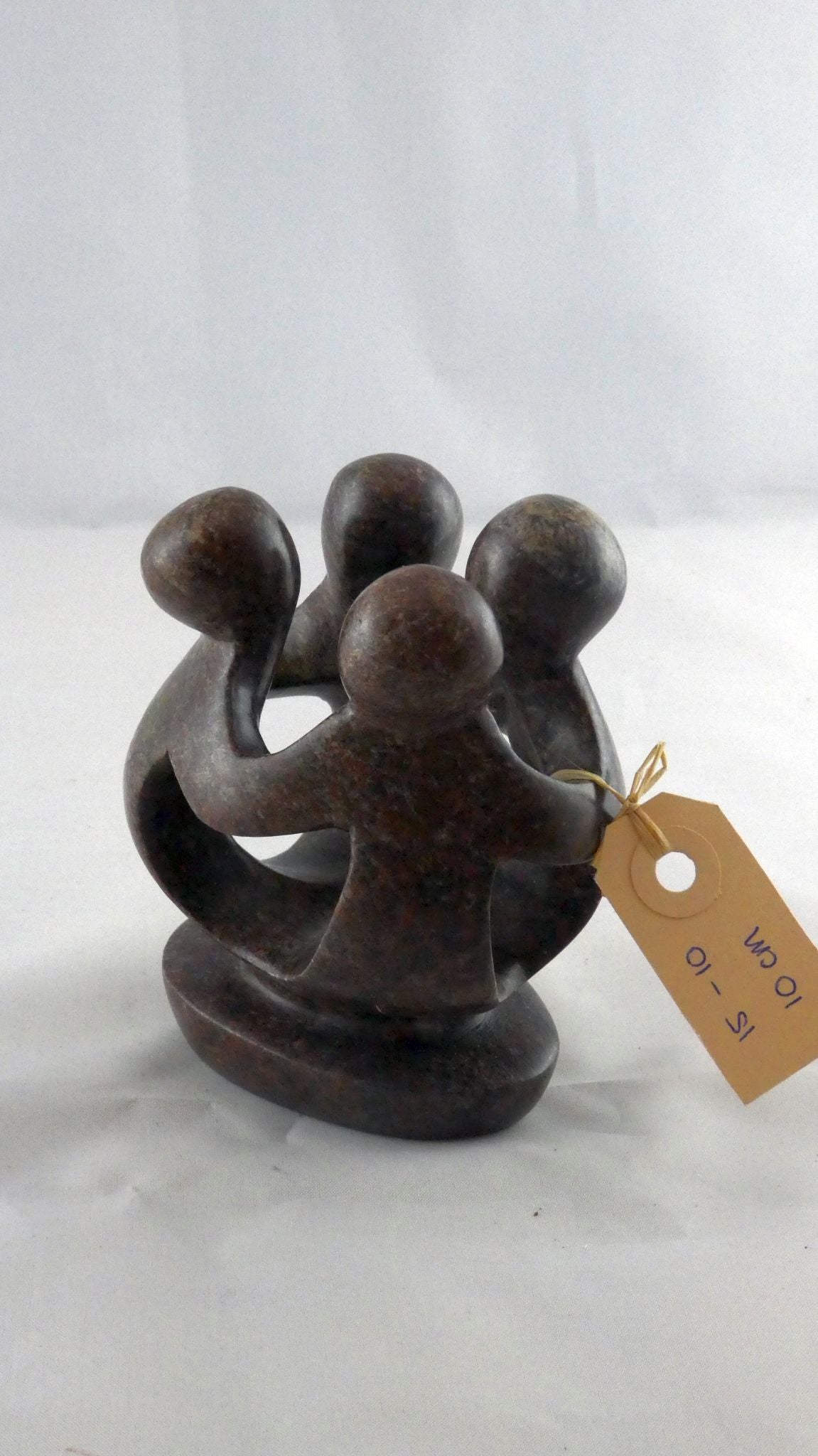 Stenen beeld, groep van 4 personen, 10 cm hoog, volledig glad afgewerkt