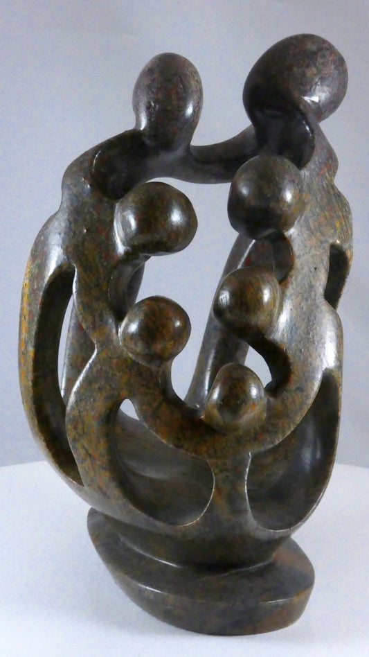 Stenen beeld, 7 personen, 23 cm hoog, familie, glad afgewerkt