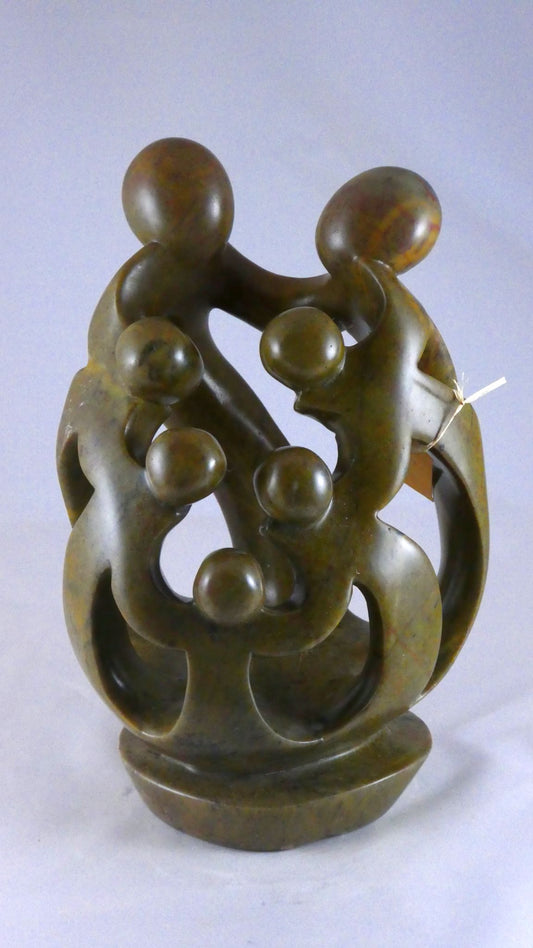 Stenen beeld, 7 personen, 26 cm hoog, familie, glad afgewerkt