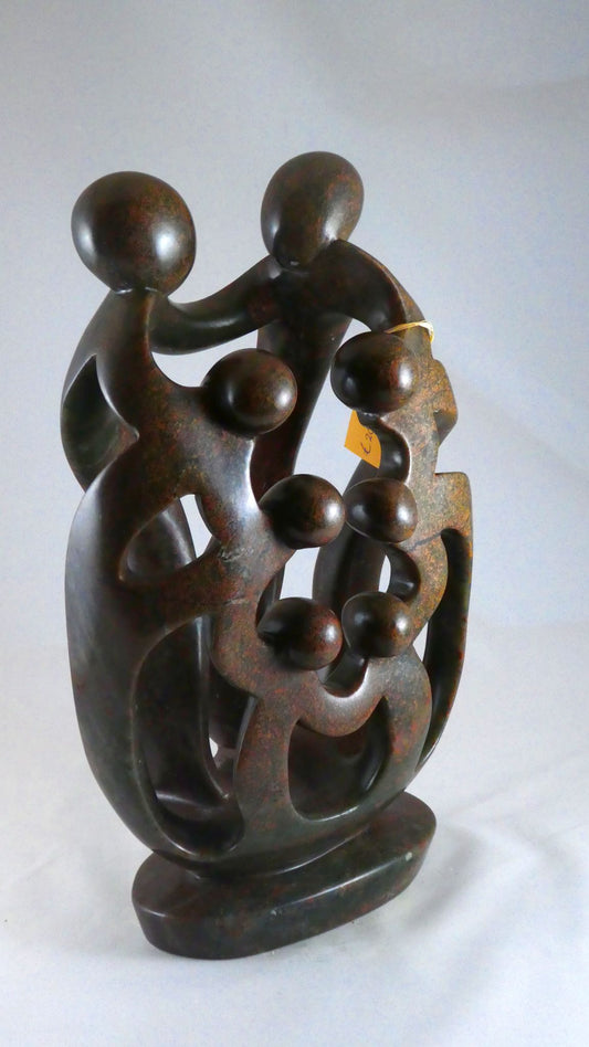 Stenen beeld, 8 personen, 33 cm hoog, familie, glad afgewerkt