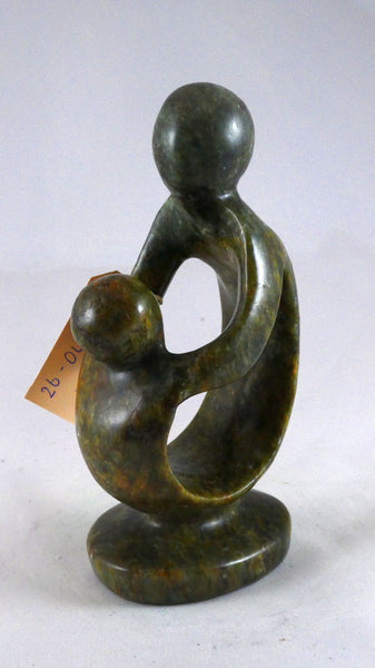 Stenen beeld, moeder en kind, 16 cm hoog, volledig glad afgewerkt