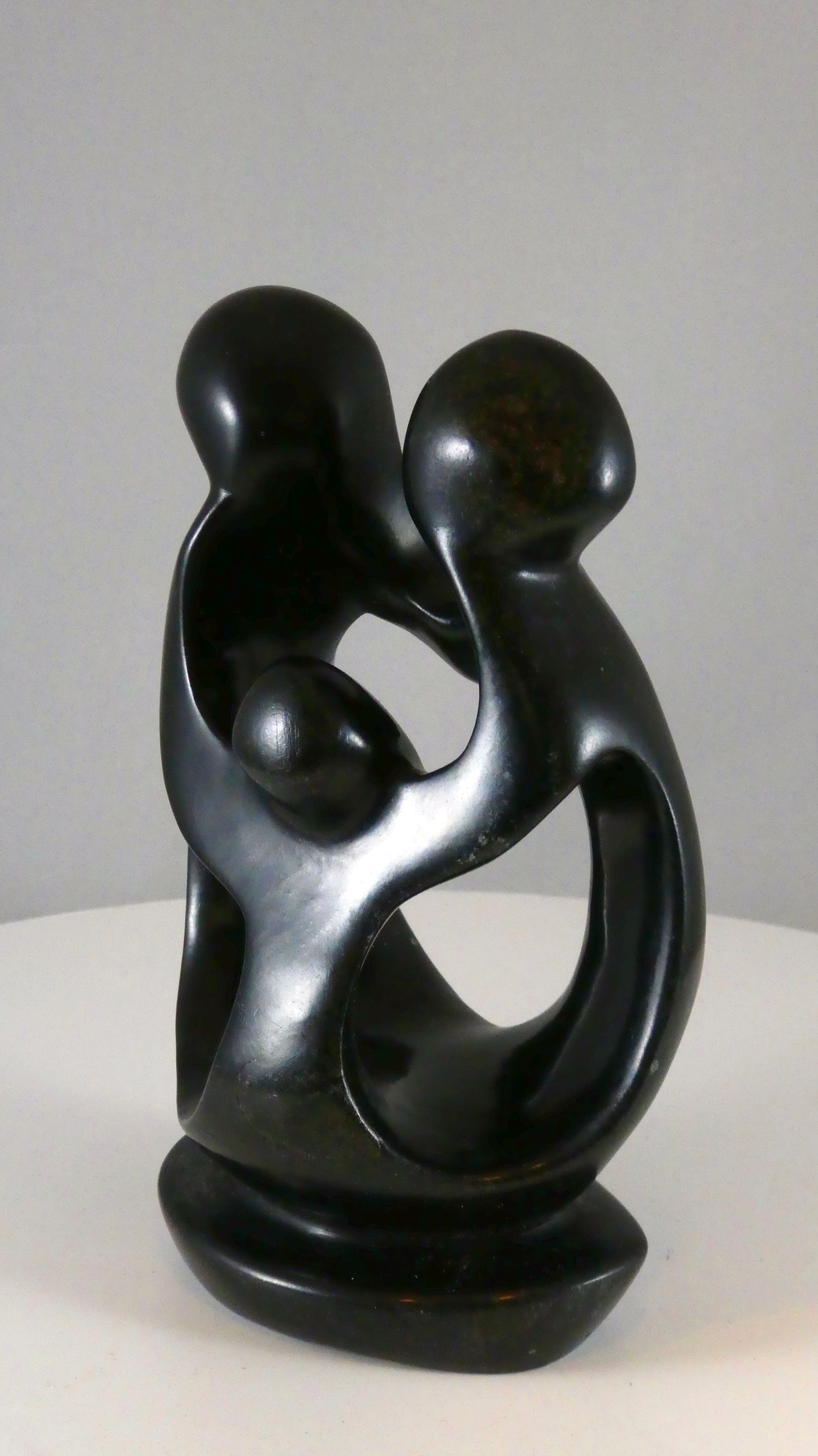 Stenen beeld, 3 personen, 15 cm hoog, familie, glad afgewerkt