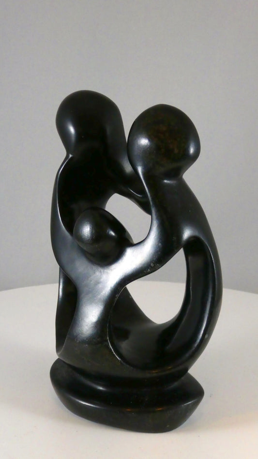 Stenen beeld, 3 personen, 15 cm hoog, familie, glad afgewerkt