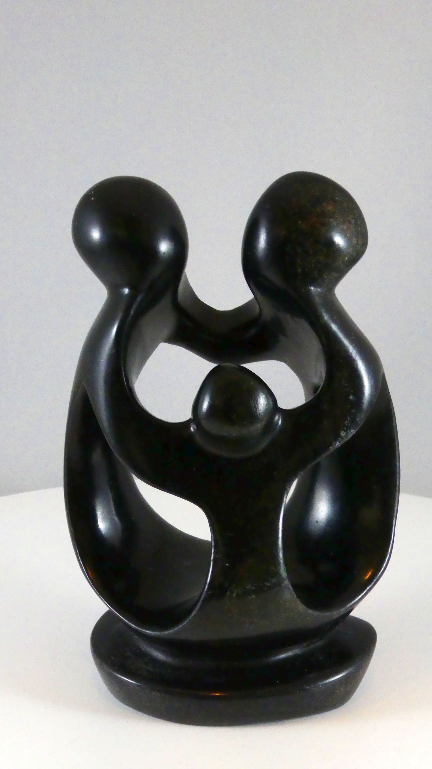 Stenen beeld, 3 personen, 15 cm hoog, familie, glad afgewerkt