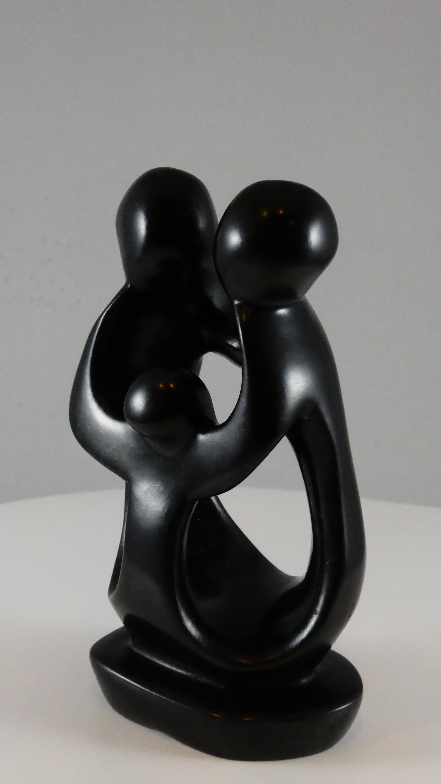 Stenen beeld, 3 personen, 15 cm hoog, familie, glad afgewerkt