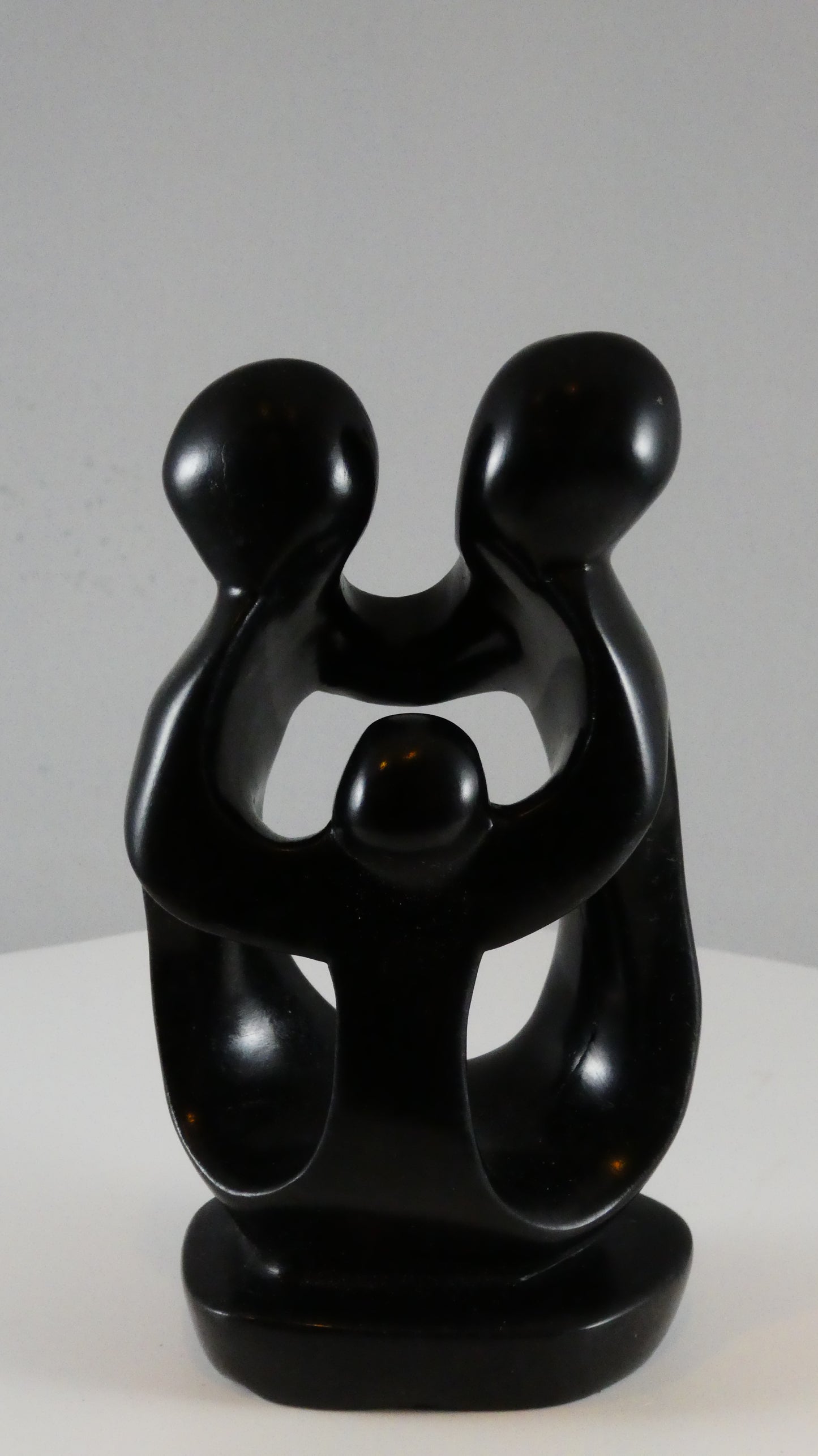 Stenen beeld, 3 personen, 15 cm hoog, familie, glad afgewerkt