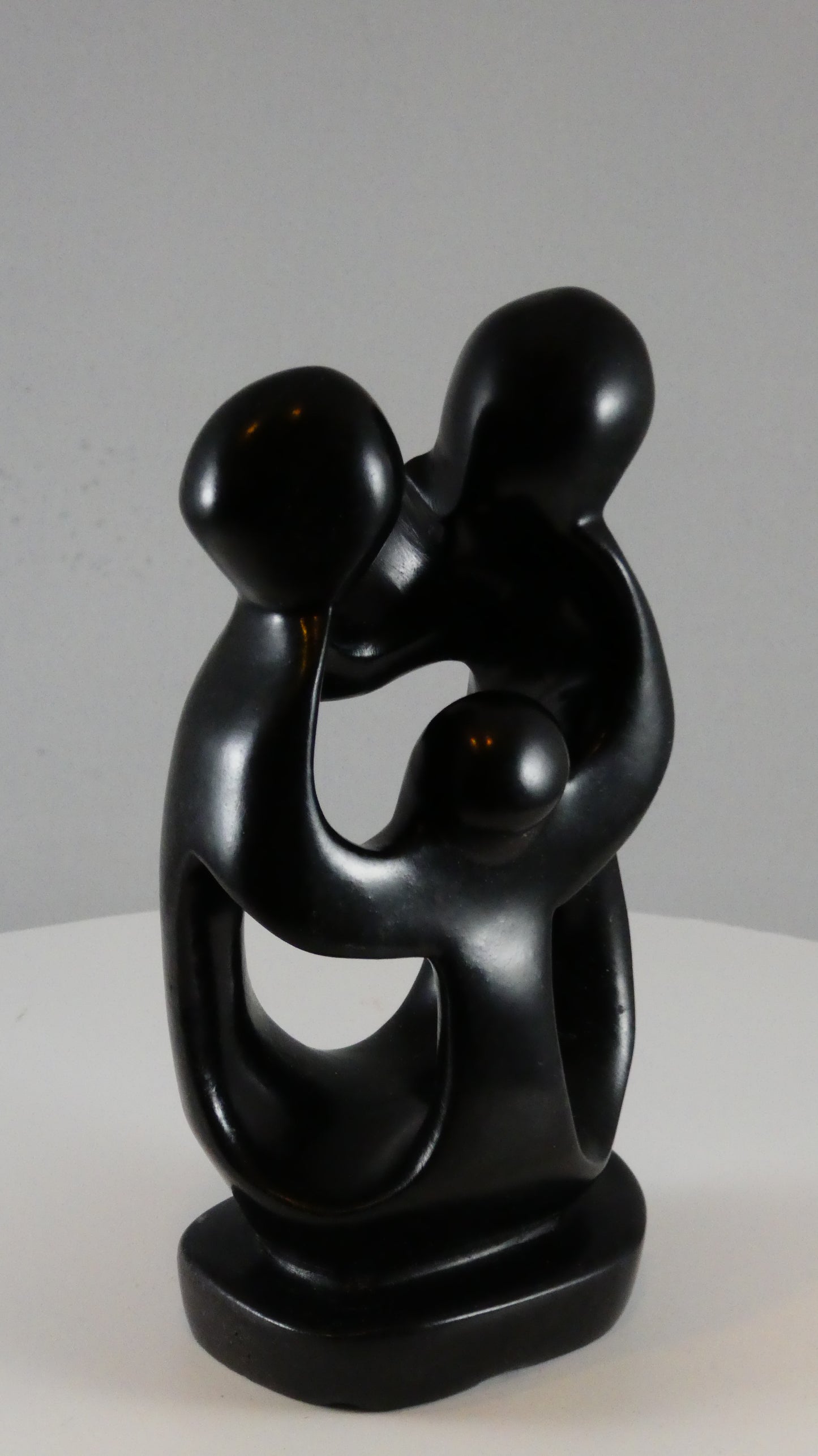 Stenen beeld, 3 personen, 15 cm hoog, familie, glad afgewerkt