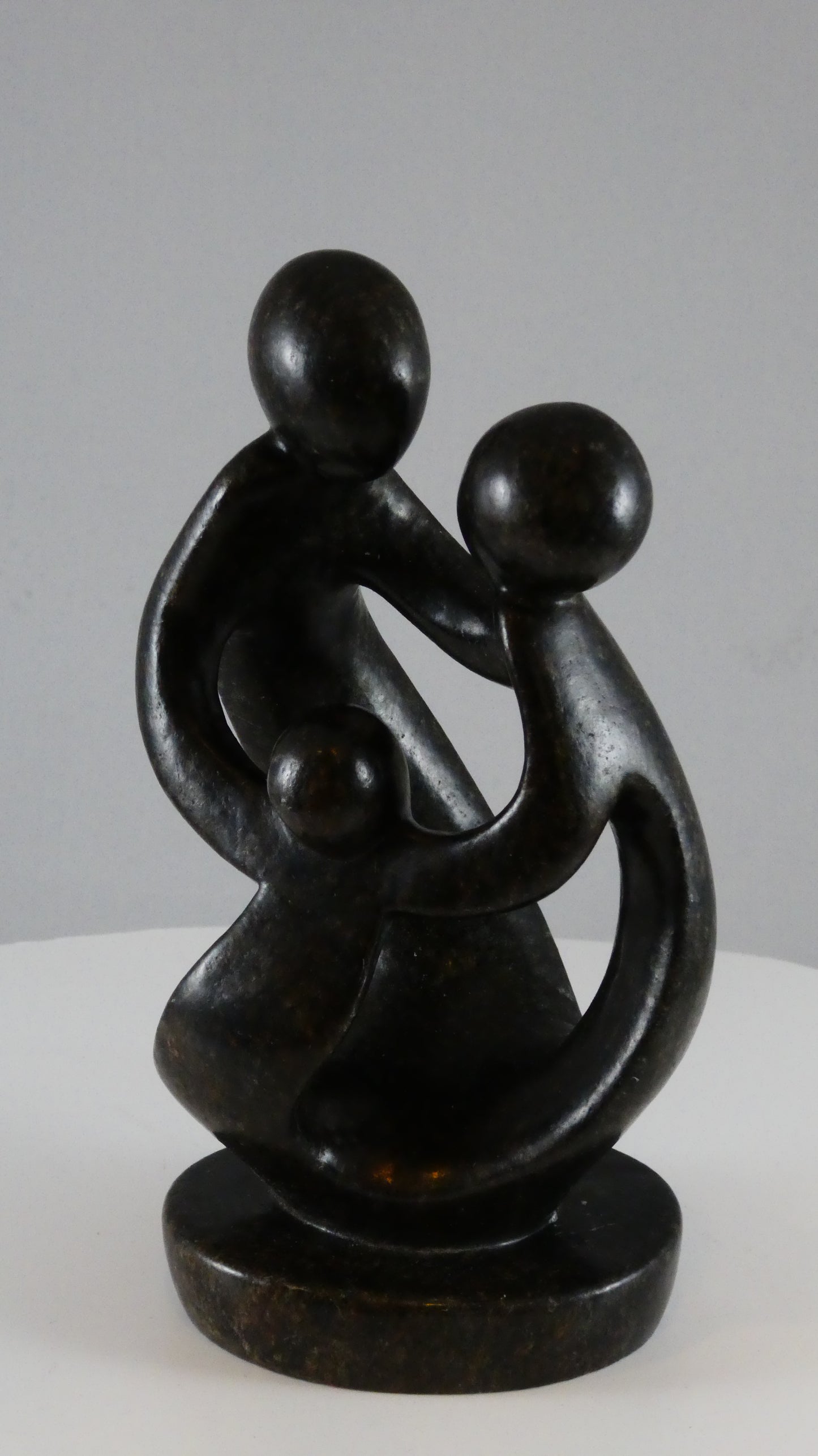 Stenen beeld, 3 personen, 15 cm hoog, familie, glad afgewerkt