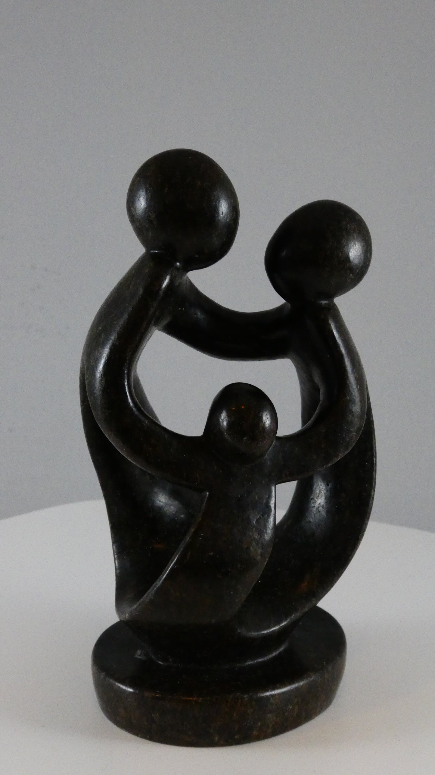 Stenen beeld, 3 personen, 15 cm hoog, familie, glad afgewerkt