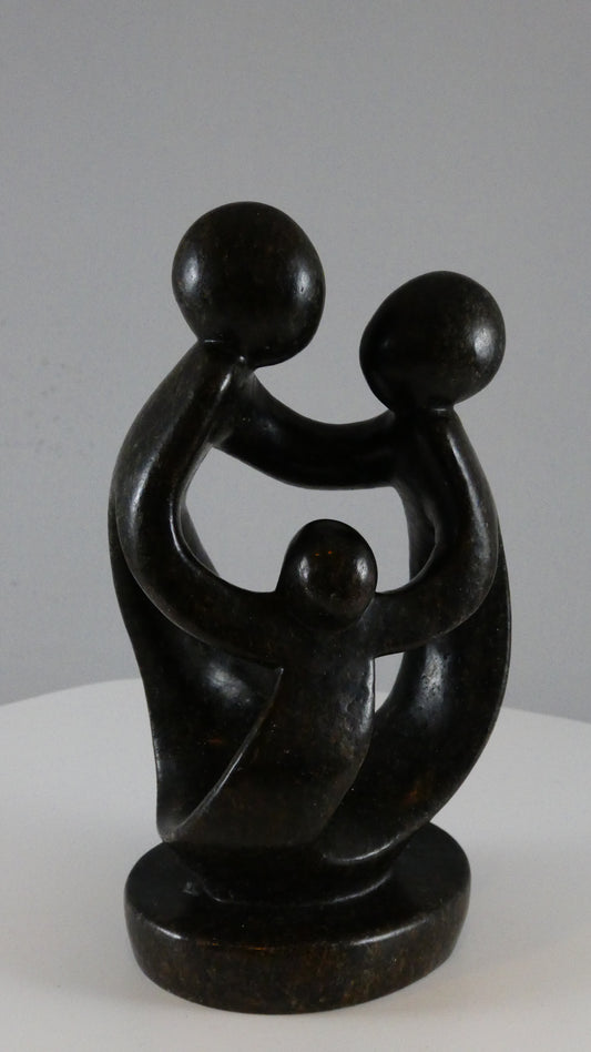 Stenen beeld, 3 personen, 15 cm hoog, familie, glad afgewerkt