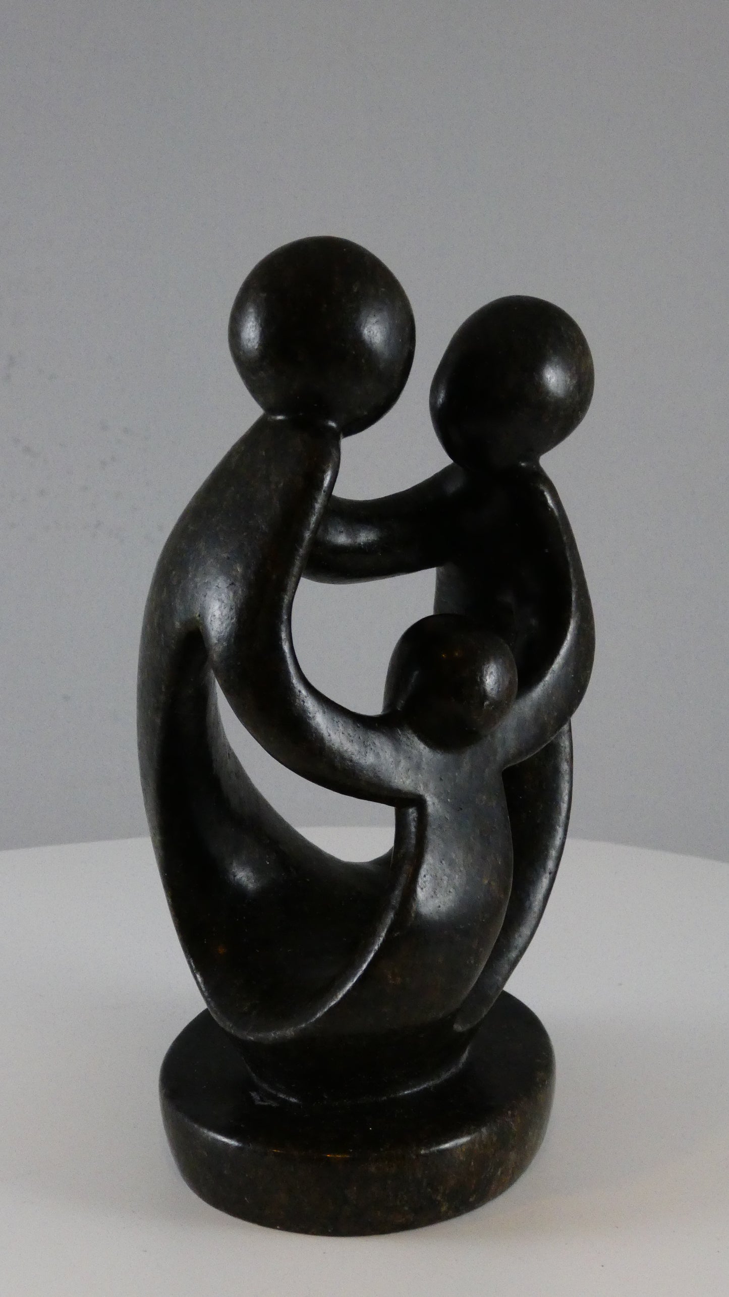 Stenen beeld, 3 personen, 15 cm hoog, familie, glad afgewerkt