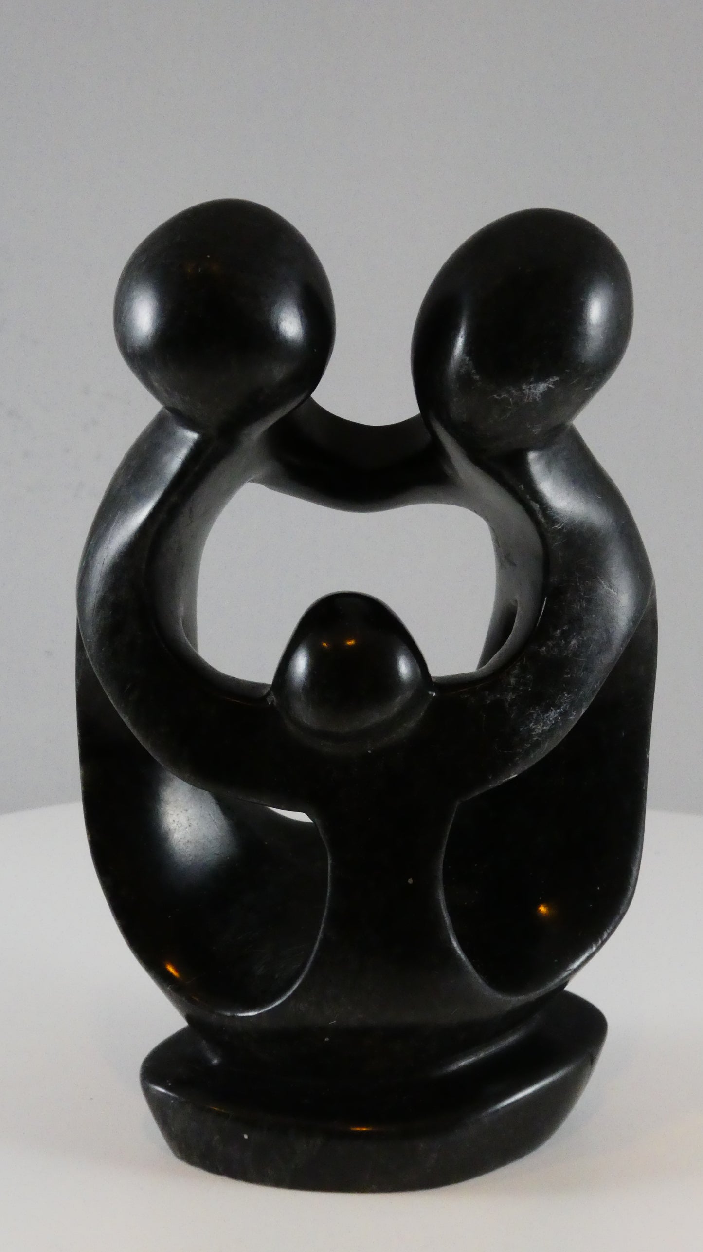 Stenen beeld, 3 personen, 16 cm hoog, familie, glad afgewerkt