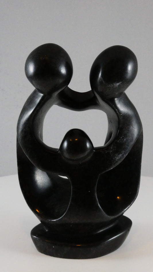 Stenen beeld, 3 personen, 16 cm hoog, familie, glad afgewerkt