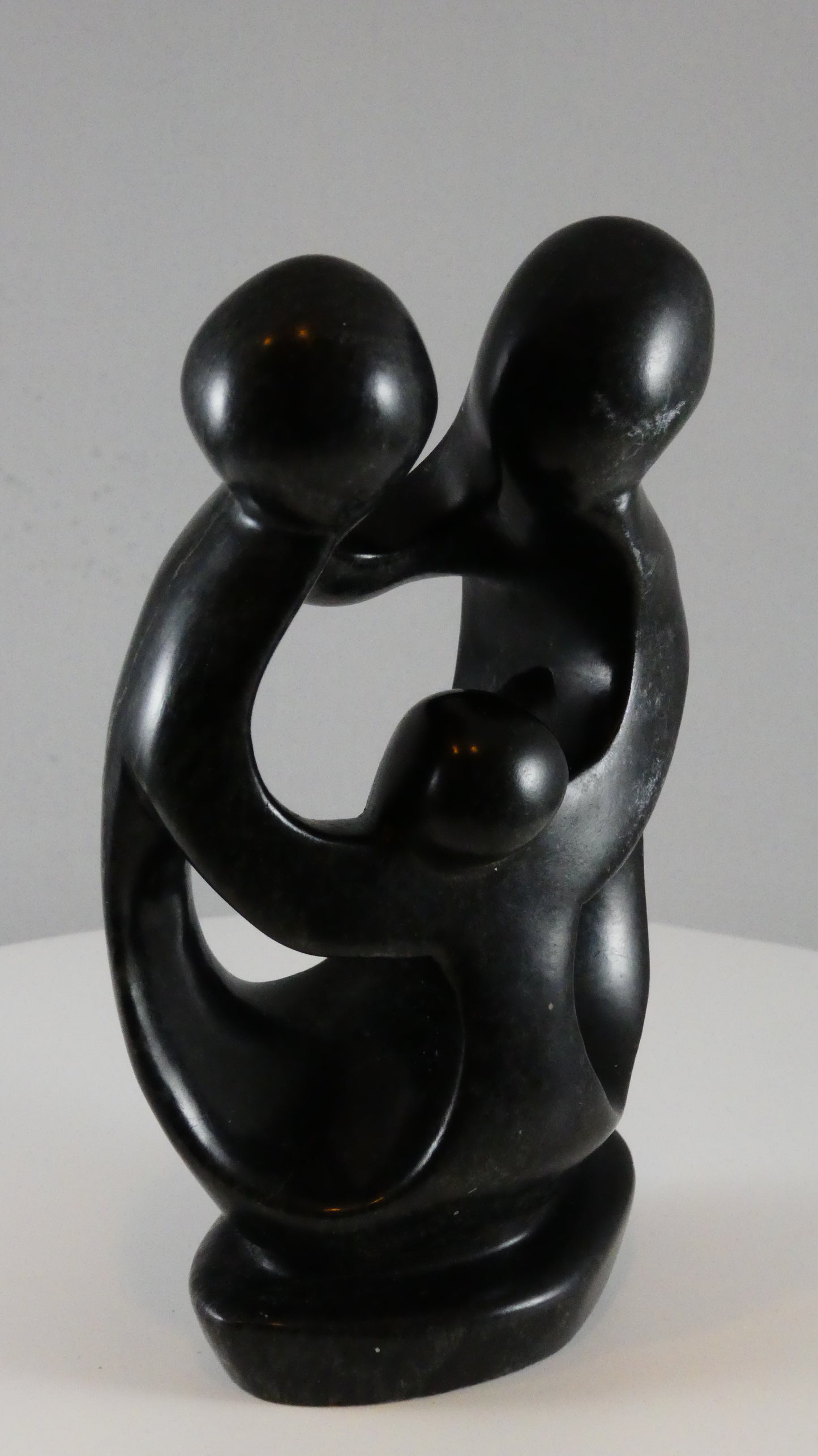 Stenen beeld, 3 personen, 16 cm hoog, familie, glad afgewerkt