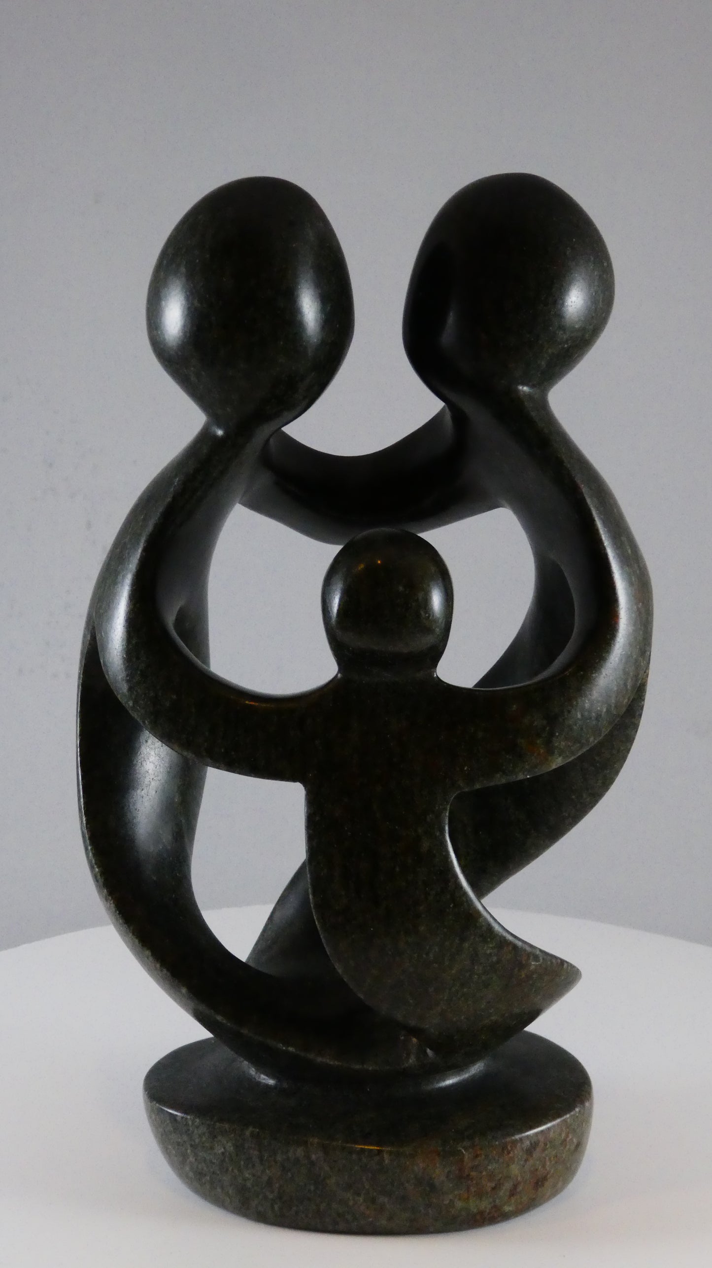 Stenen beeld, 3 personen, 21 cm hoog, familie, glad afgewerkt