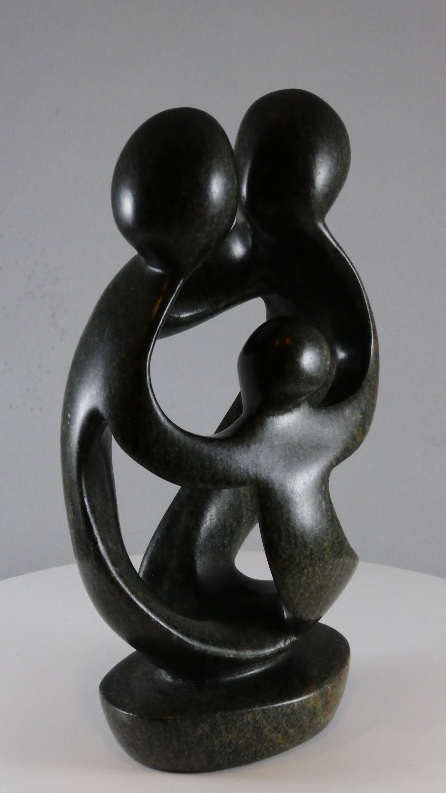 Stenen beeld, 3 personen, 21 cm hoog, familie, glad afgewerkt