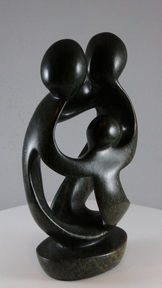 Stenen beeld, 3 personen, 21 cm hoog, familie, glad afgewerkt