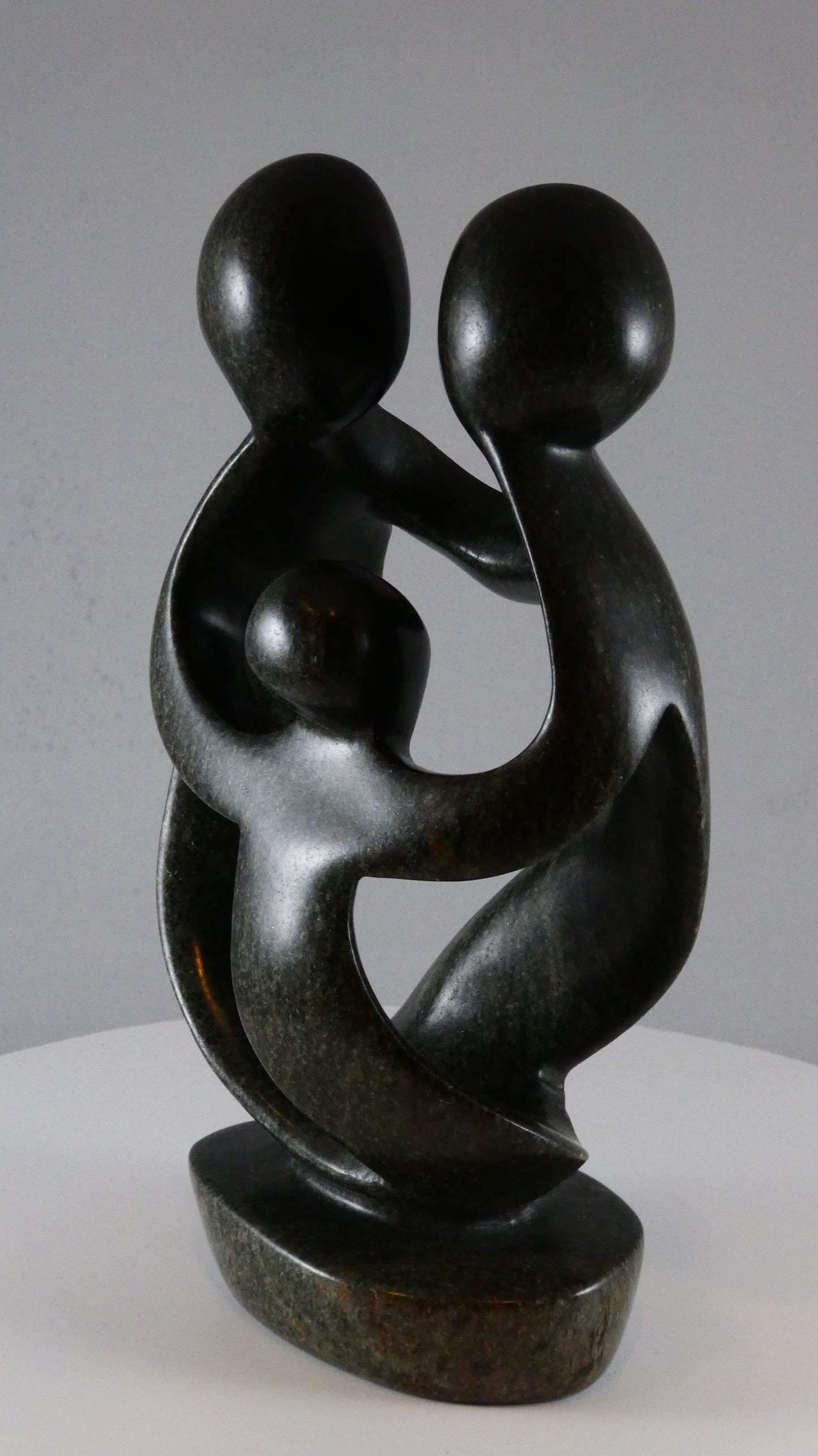 Stenen beeld, 3 personen, 21 cm hoog, familie, glad afgewerkt