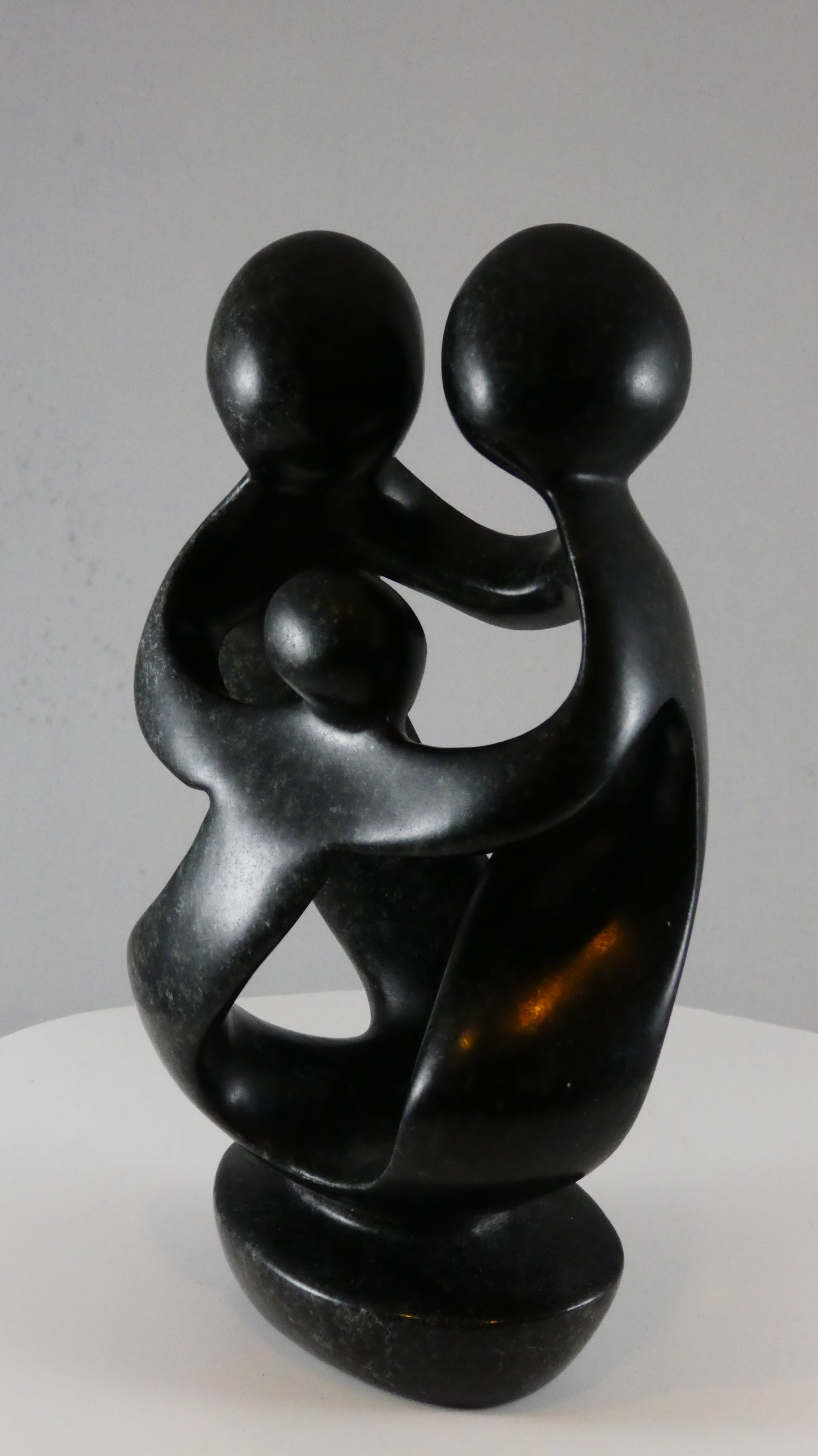 Stenen beeld, 3 personen, 20 cm hoog, familie, glad afgewerkt