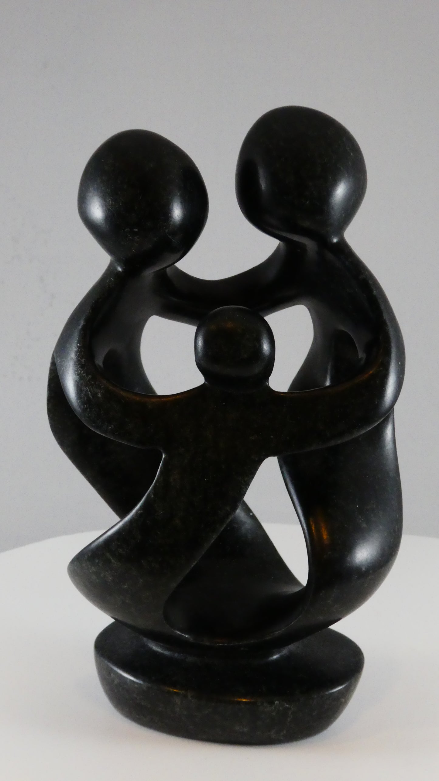 Stenen beeld, 3 personen, 20 cm hoog, familie, glad afgewerkt