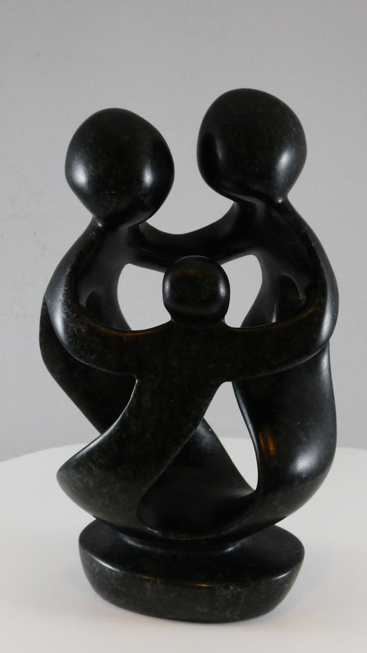 Stenen beeld, 3 personen, 20 cm hoog, familie, glad afgewerkt