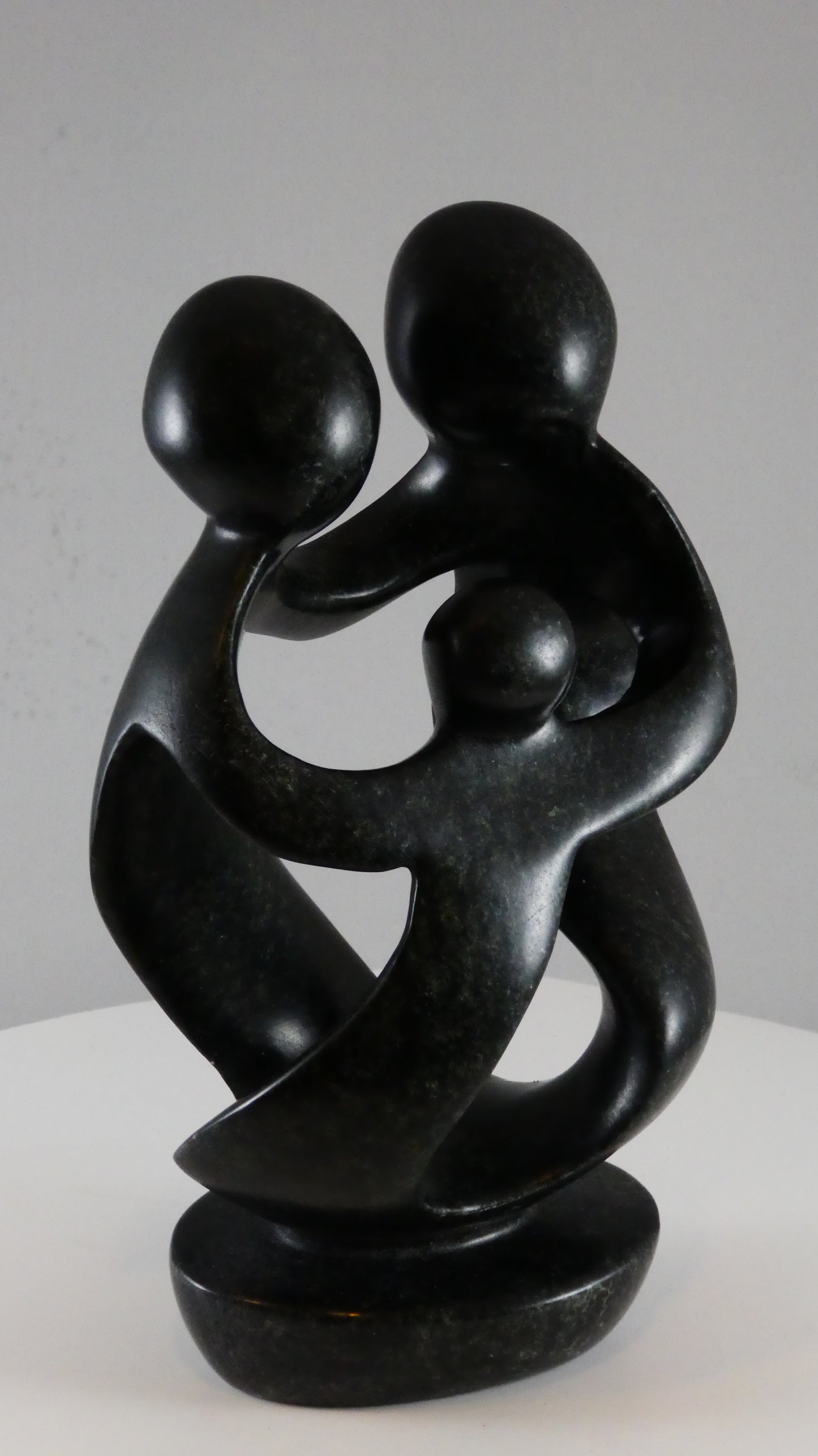 Stenen beeld, 3 personen, 20 cm hoog, familie, glad afgewerkt