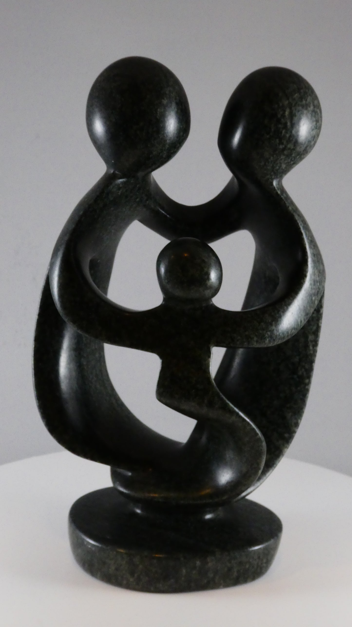 Stenen beeld, 3 personen, 19 cm hoog, familie, glad afgewerkt