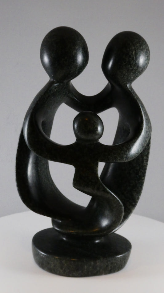 Stenen beeld, 3 personen, 19 cm hoog, familie, glad afgewerkt