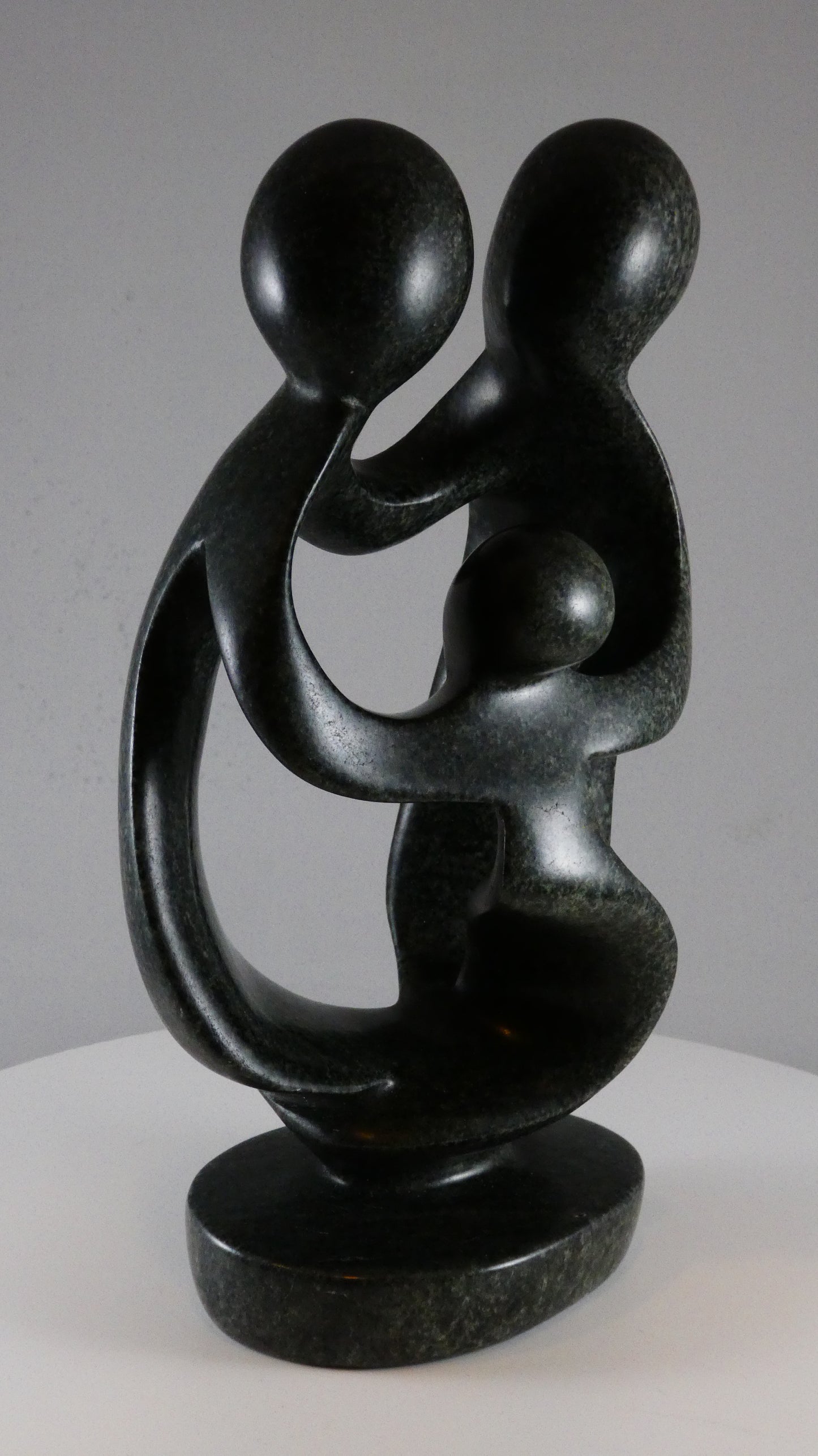 Stenen beeld, 3 personen, 19 cm hoog, familie, glad afgewerkt