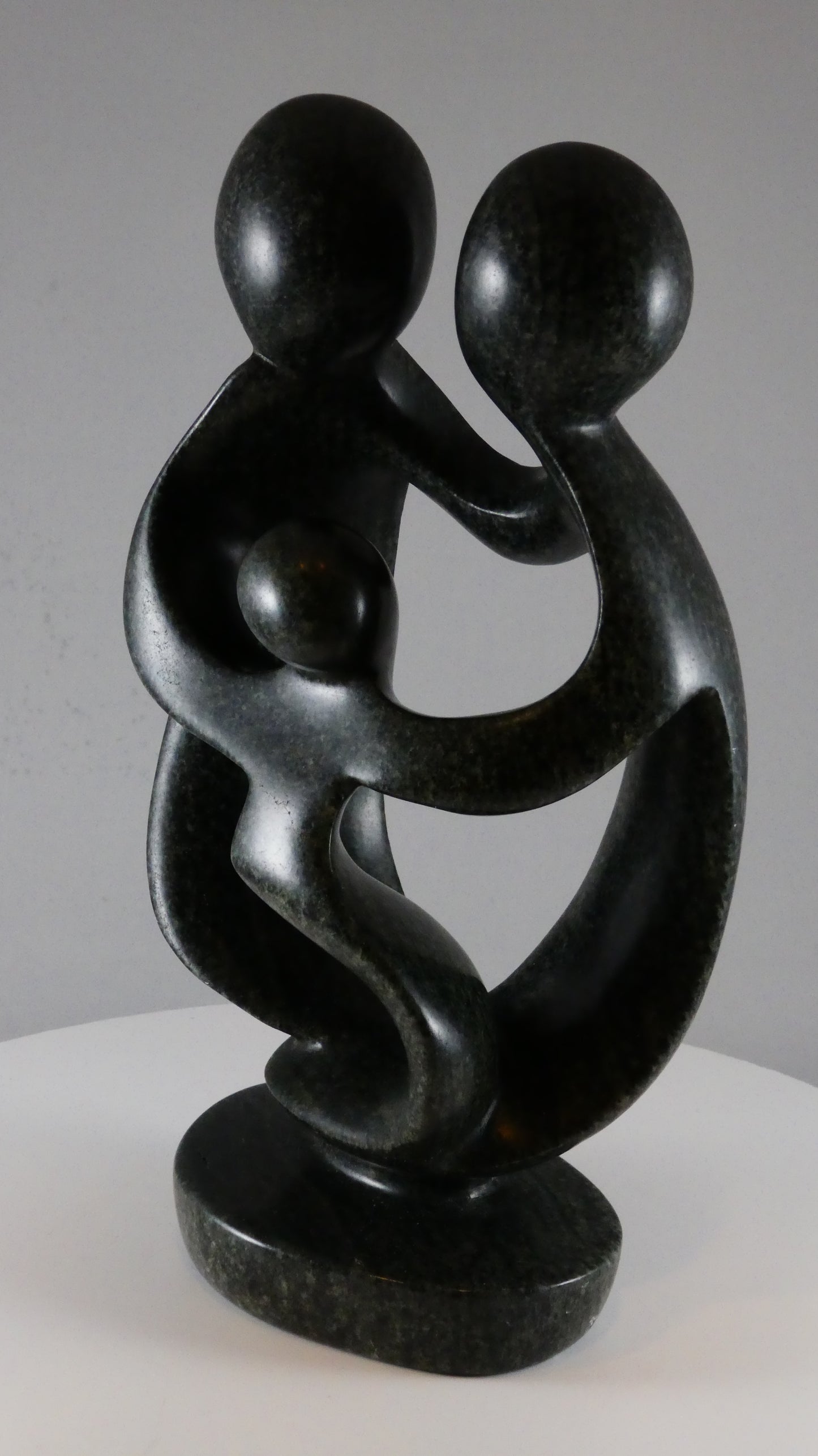 Stenen beeld, 3 personen, 19 cm hoog, familie, glad afgewerkt