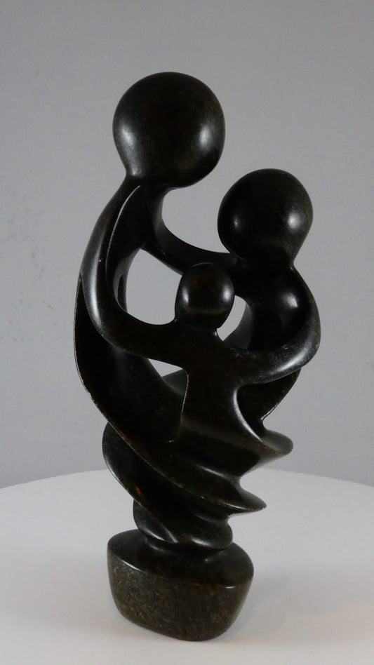 Stenen beeld, 3 personen, 20 cm hoog, familie, glad afgewerkt