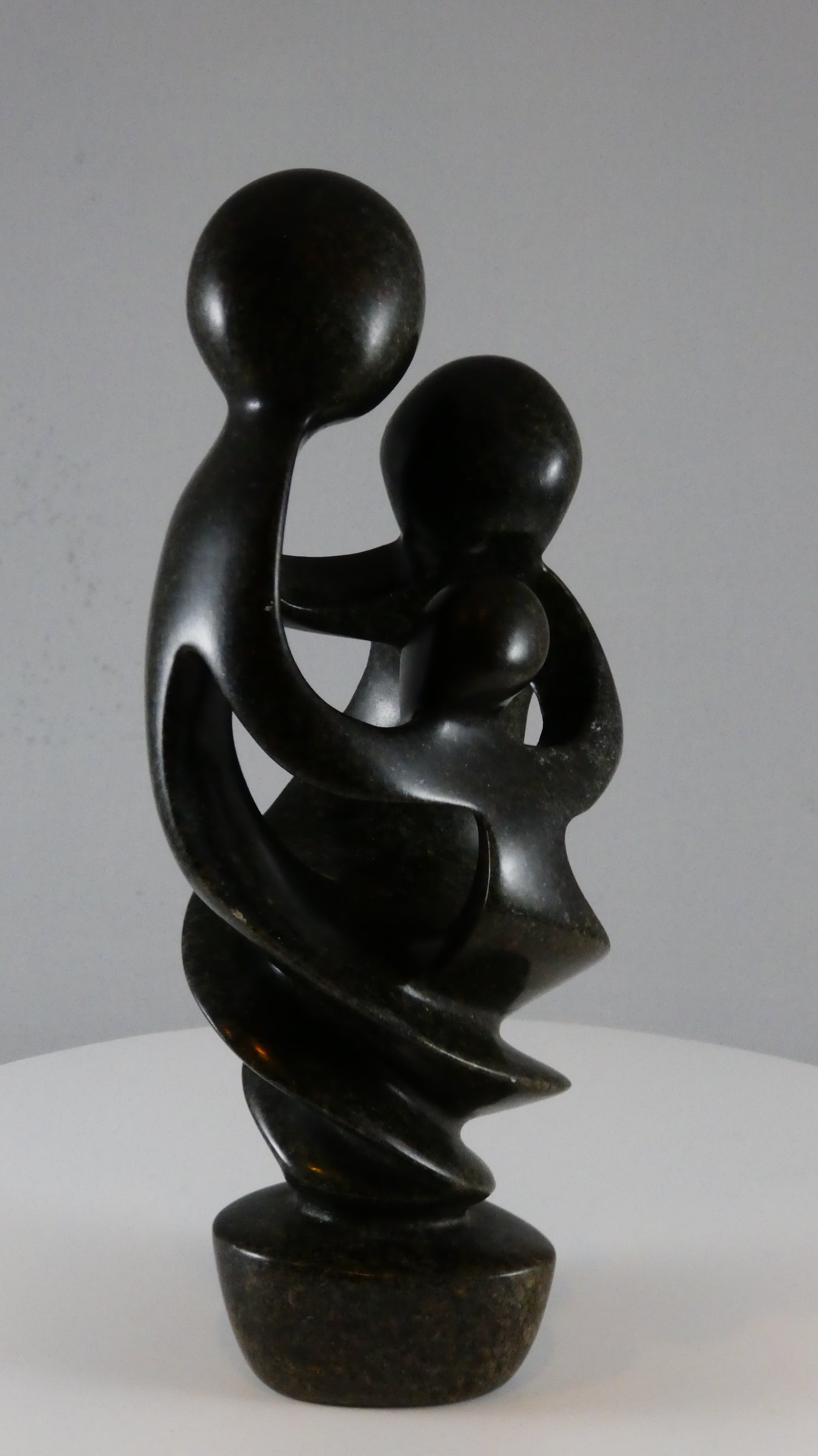 Stenen beeld, 3 personen, 20 cm hoog, familie, glad afgewerkt