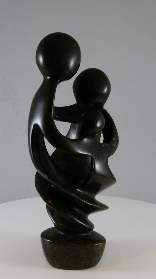 Stenen beeld, 3 personen, 20 cm hoog, familie, glad afgewerkt