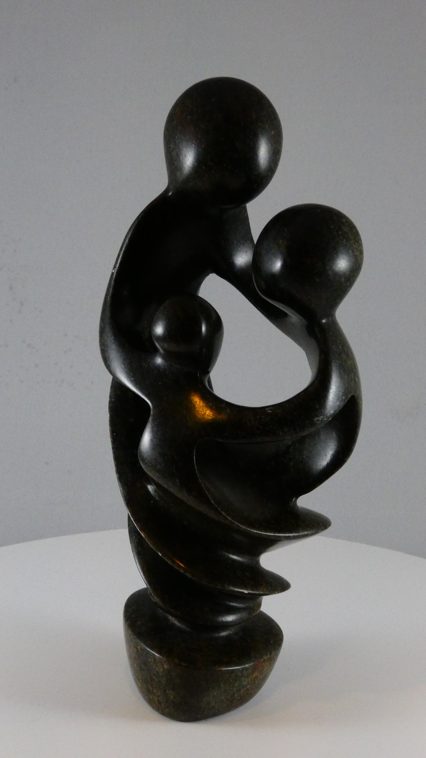 Stenen beeld, 3 personen, 20 cm hoog, familie, glad afgewerkt