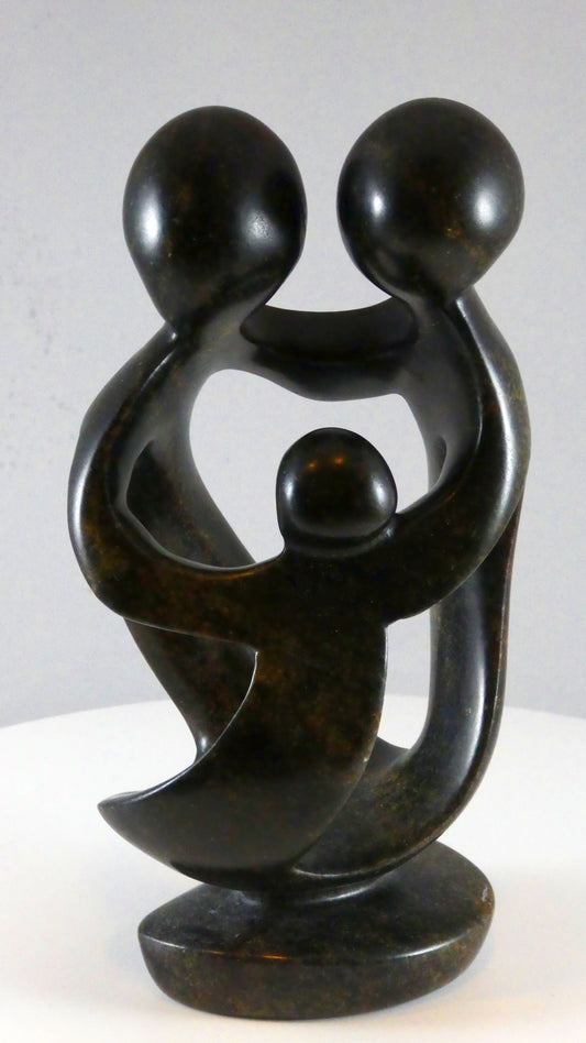 Stenen beeld, 3 personen, 19 cm hoog, familie, glad afgewerkt