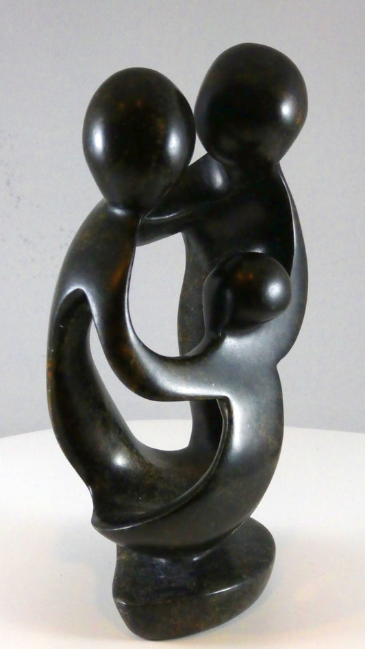 Stenen beeld, 3 personen, 19 cm hoog, familie, glad afgewerkt