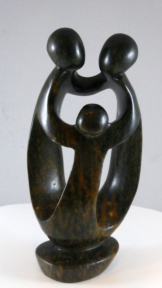 Stenen beeld, 3 personen, 21 cm hoog, familie, glad afgewerkt