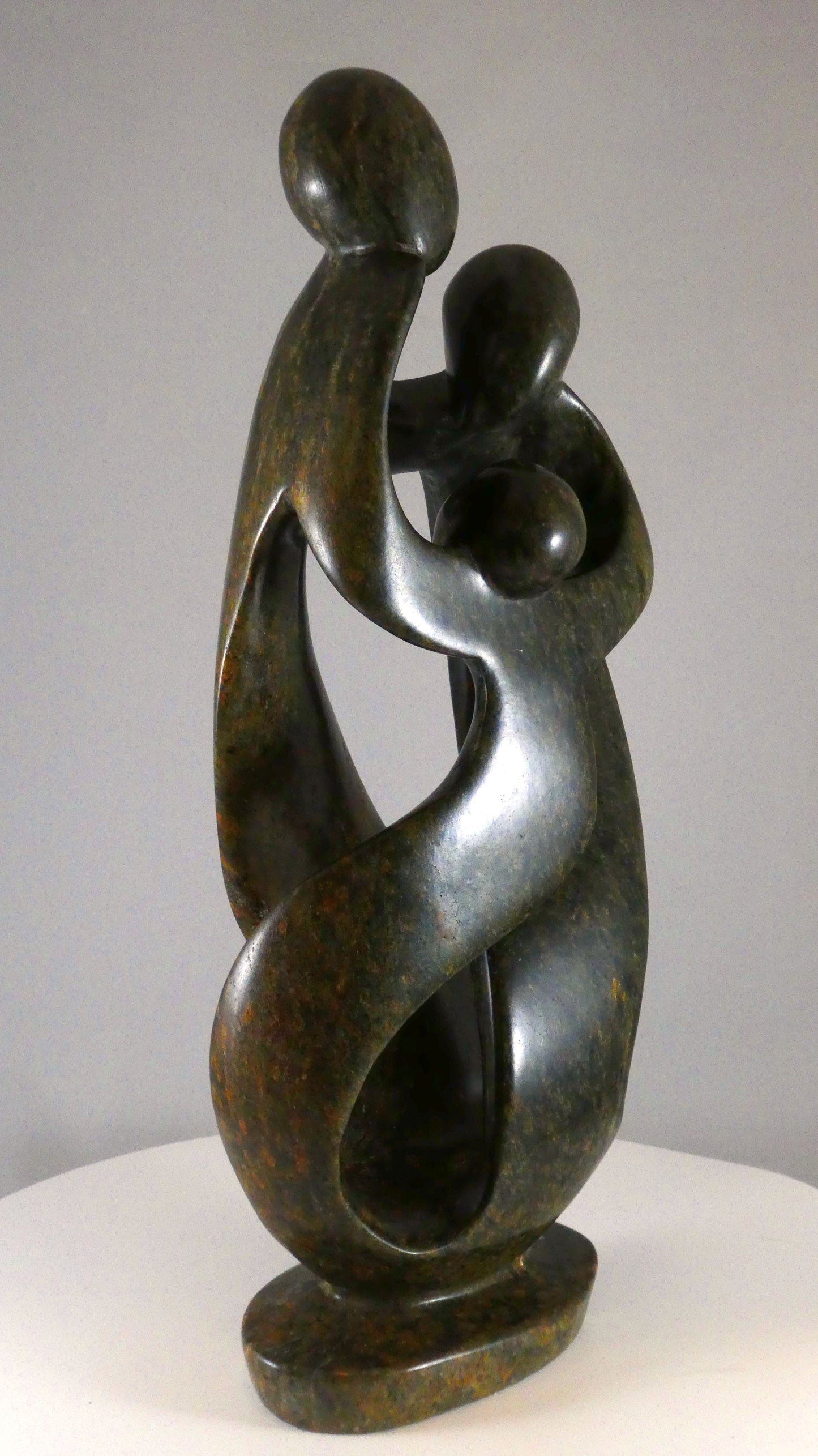 Stenen beeld, 3 personen, 32 cm hoog, familie, glad afgewerkt