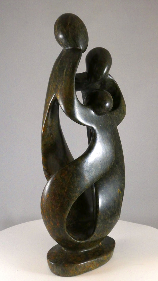 Stenen beeld, 3 personen, 32 cm hoog, familie, glad afgewerkt