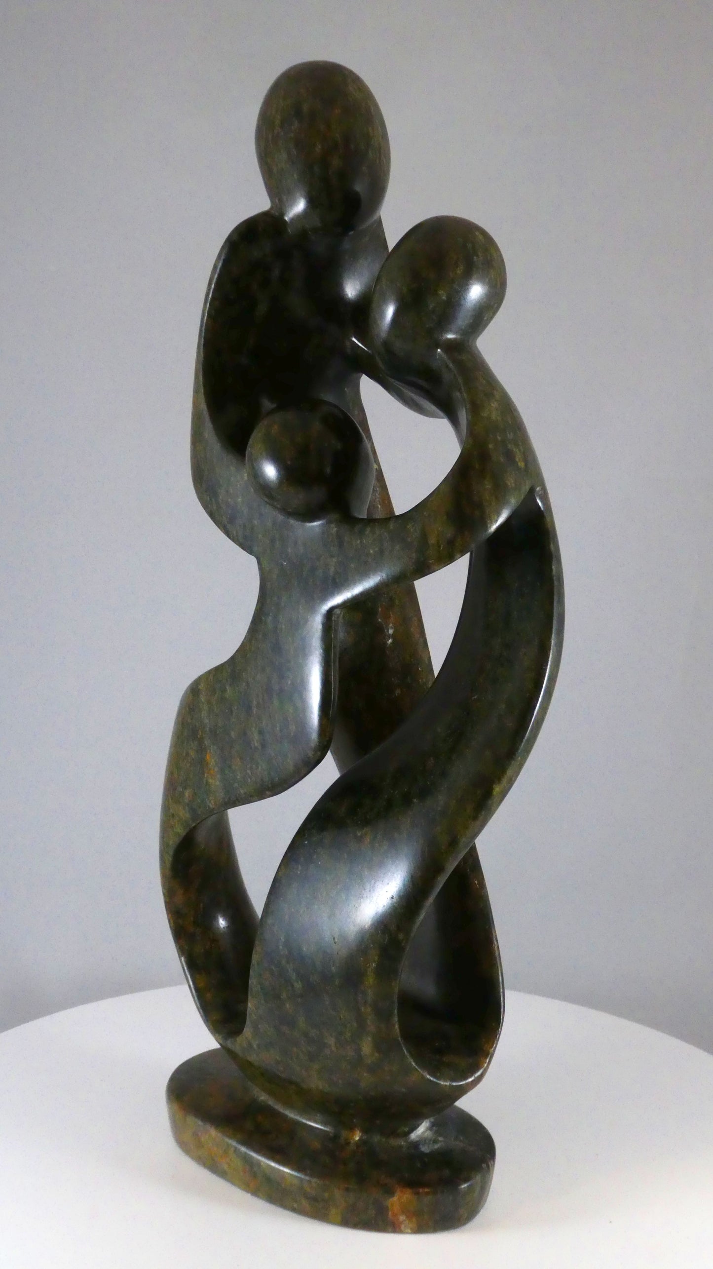 Stenen beeld, 3 personen, 32 cm hoog, familie, glad afgewerkt