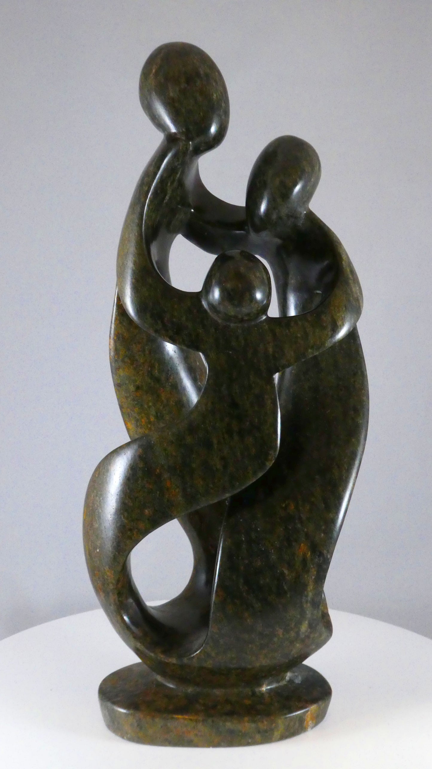 Stenen beeld, 3 personen, 32 cm hoog, familie, glad afgewerkt