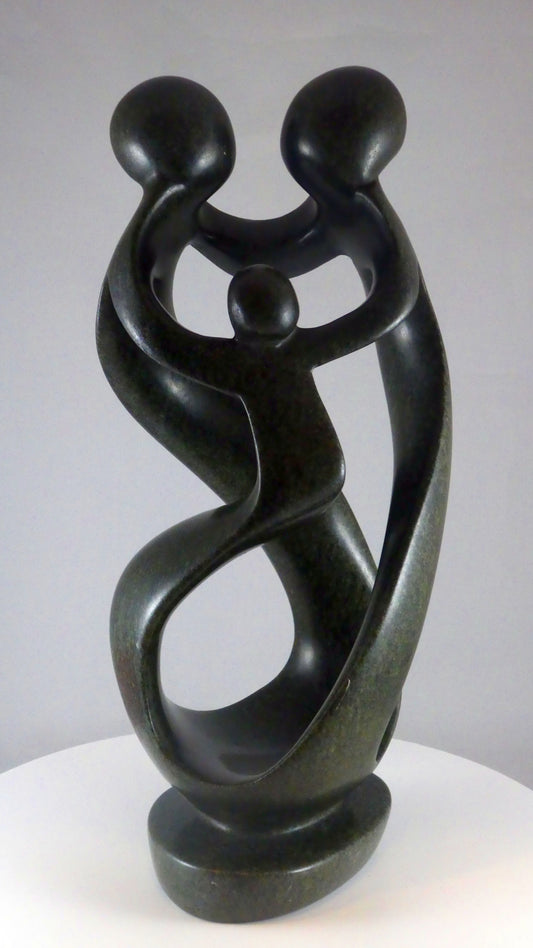 Stenen beeld, 3 personen, 33 cm hoog, familie, glad afgewerkt