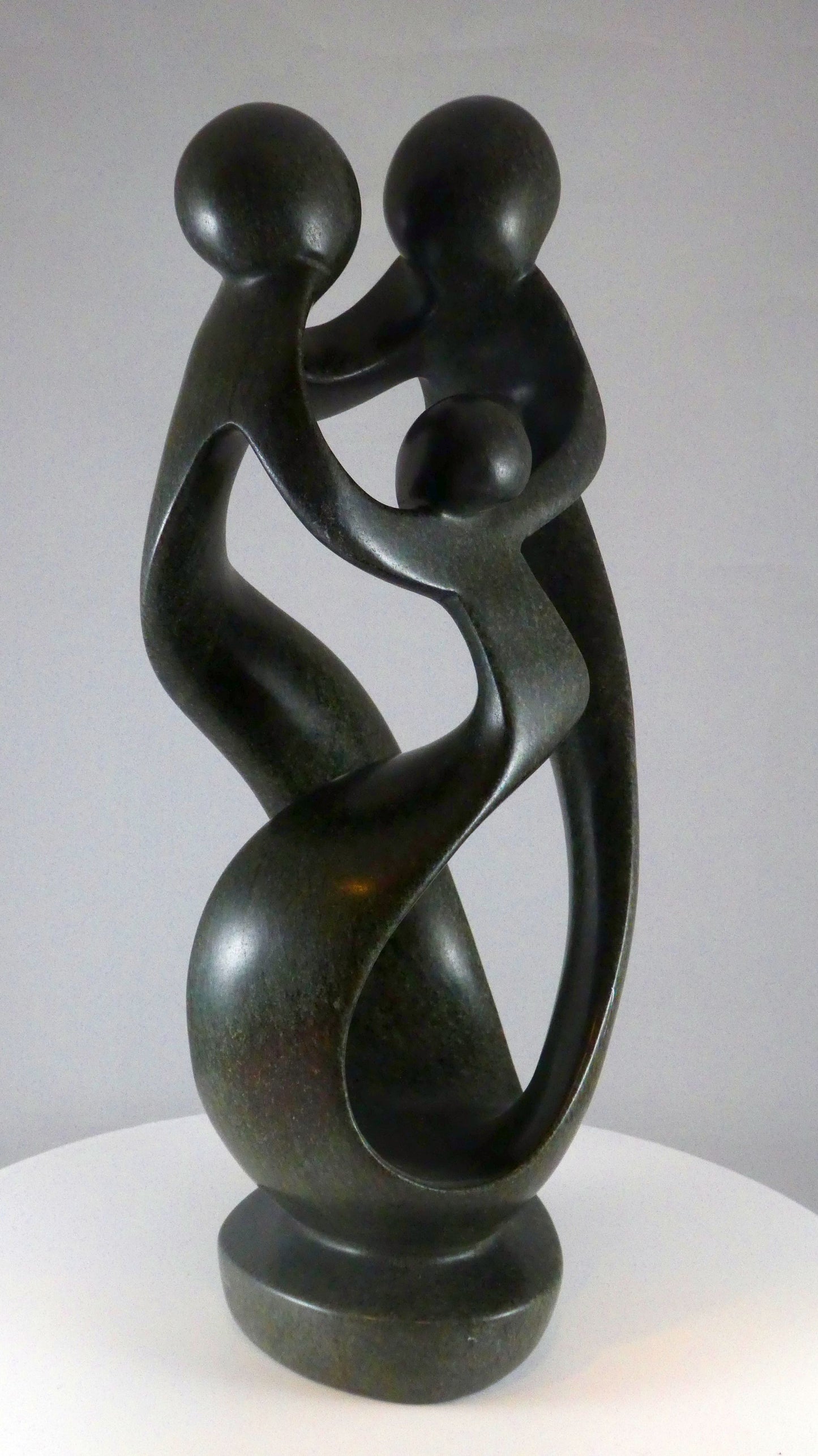 Stenen beeld, 3 personen, 33 cm hoog, familie, glad afgewerkt