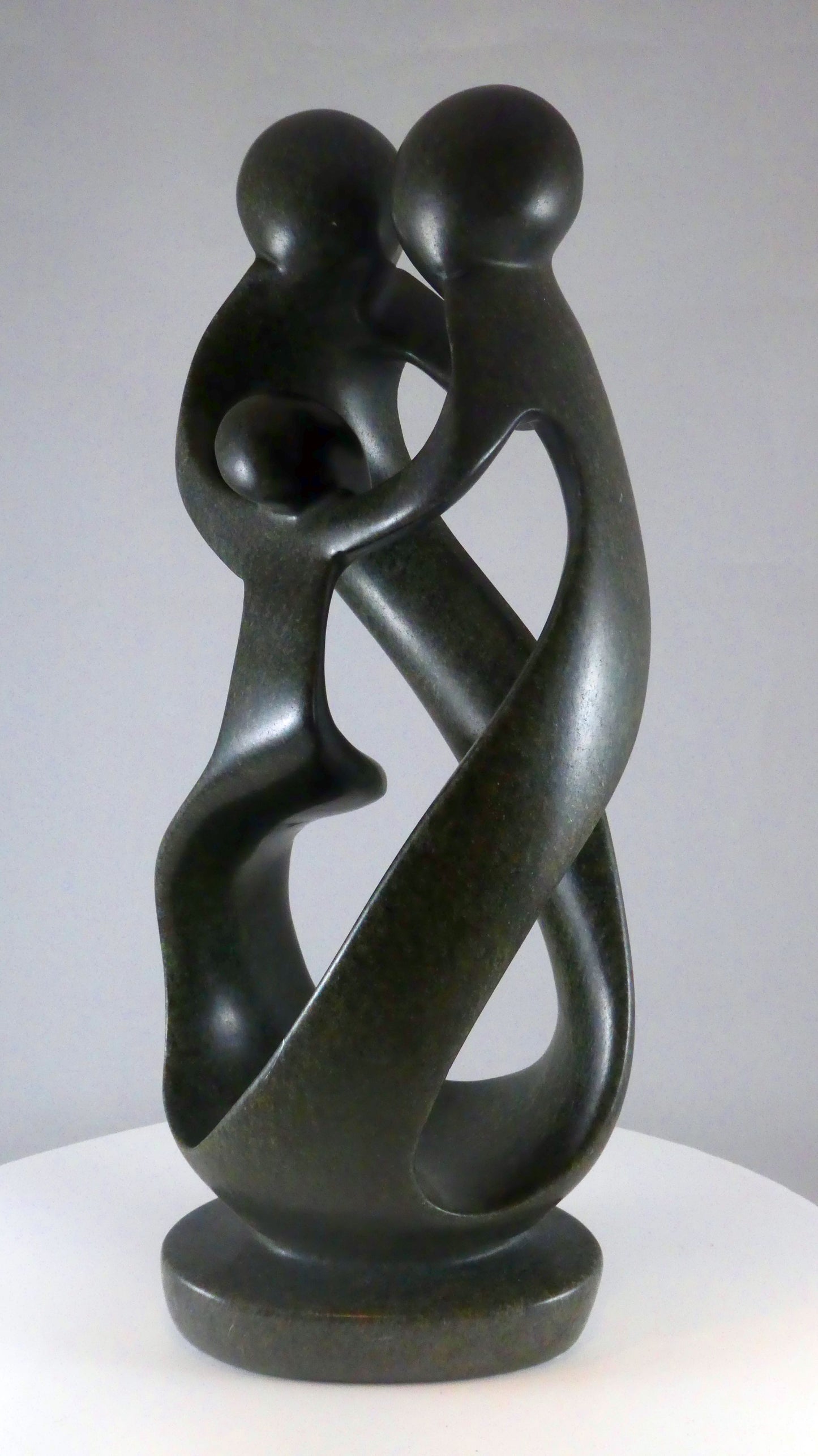 Stenen beeld, 3 personen, 33 cm hoog, familie, glad afgewerkt