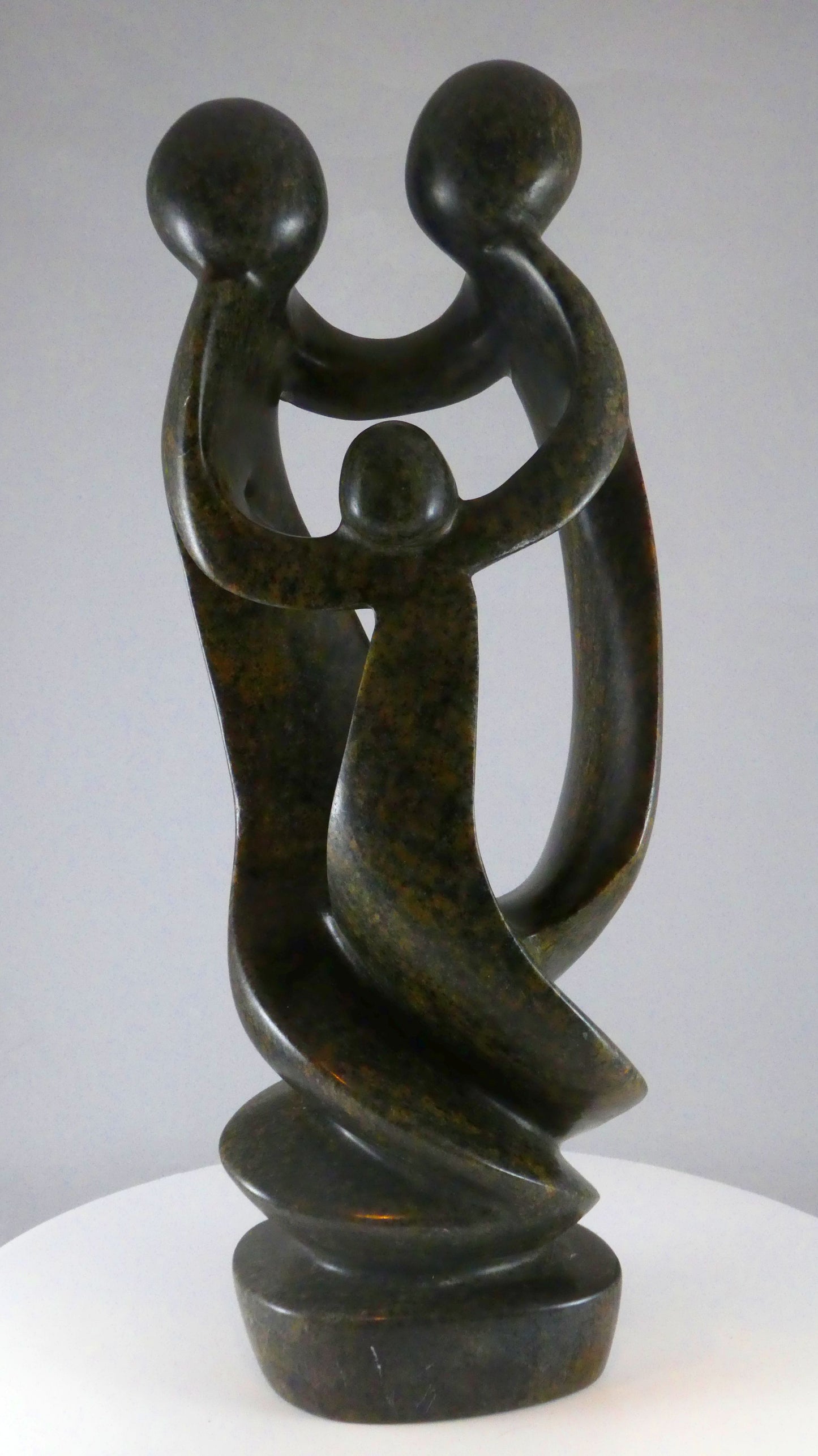 Stenen beeld, 3 personen, 36 cm hoog, familie, glad afgewerkt